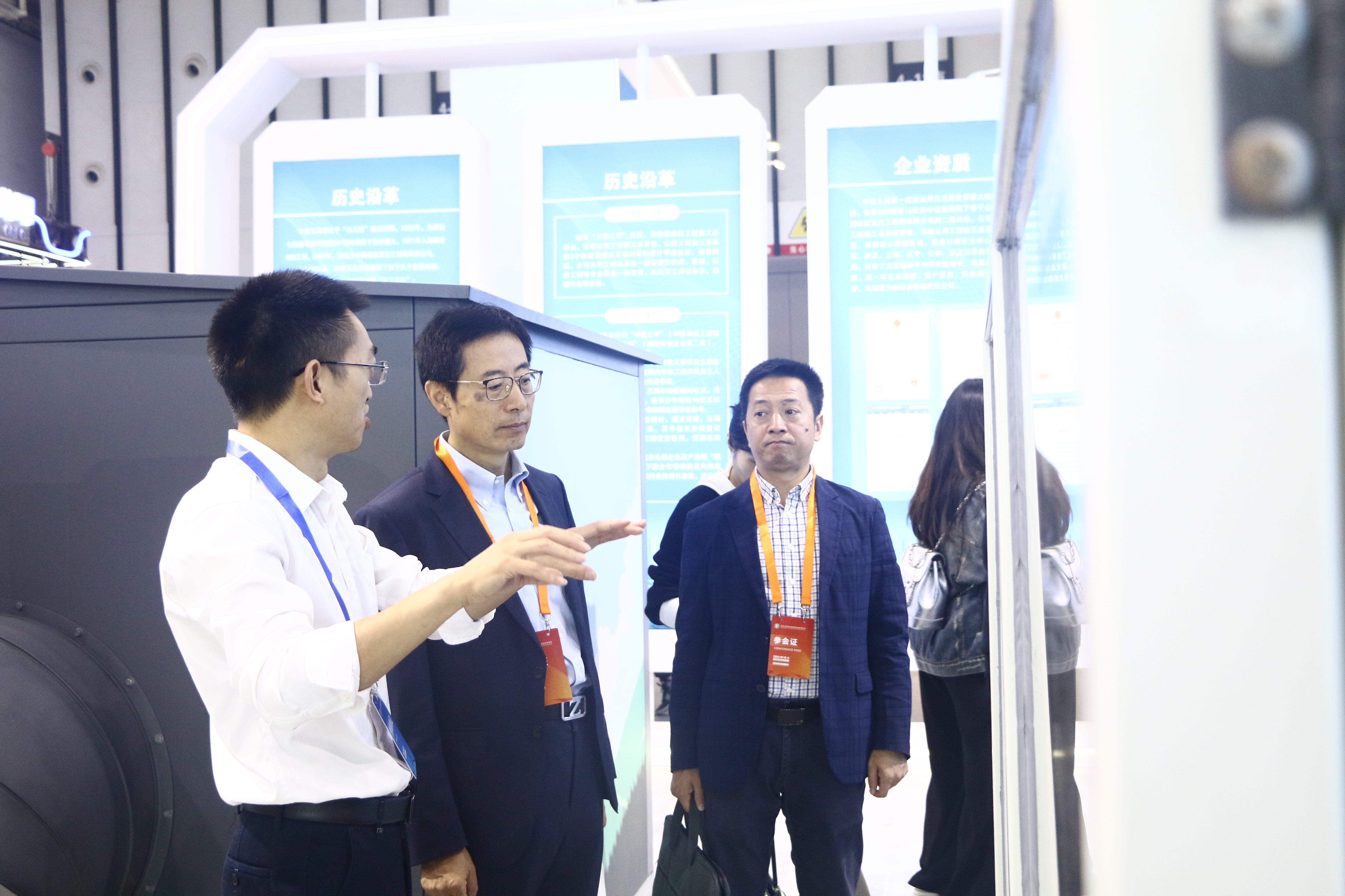 工作人员为观众讲解”中建奇配“产品1.jpg 工作人员为观众讲解”中建奇配“产品1.jpg