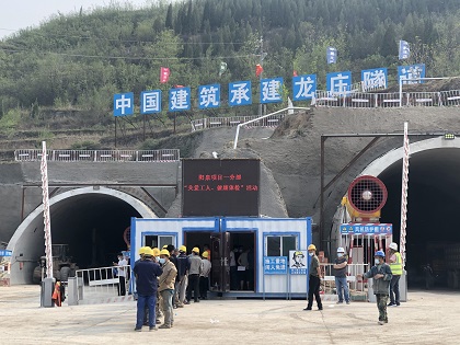 劳务工人正在有序排队等待检查.jpg 劳务工人正在有序排队等待检查.jpg